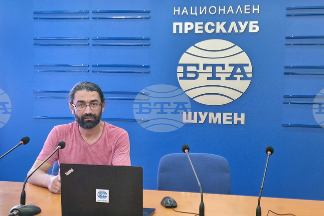 Кристо интригува публиката в XX век с мащаба на проектите, които прави съвместно с Жан-Клод, каза скулпторът Калоян Тодоров в Шумен