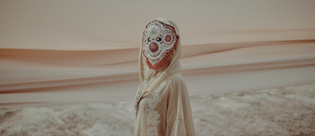 Мона представя песен, която дава глас на тишината и обединява светове