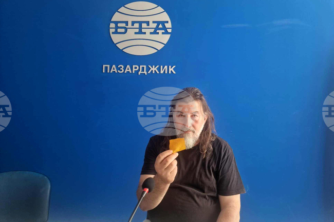 Винаги съм се интересувал и възхищавал от творчеството на Кристо и Жан-Клод, каза художникът Васил Петров в Пазарджик