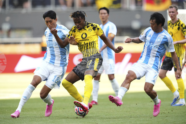 Ръководството на Борусия Дортмунд задържа Карни Чуквуемека поне до края на участието си на Световното клубно първенство