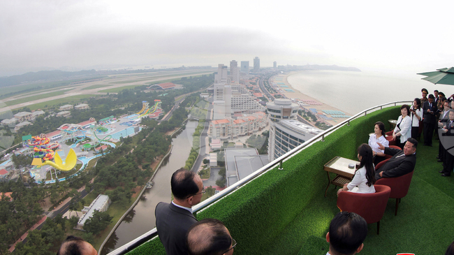 Севернокорейският лидер Ким Чен-ун присъства на откриването на хотели с дъщеря си и подчерта икономическия напредък на страната