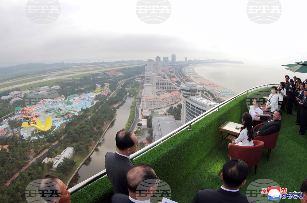 Севернокорейският лидер Ким Чен-ун присъства на откриването на хотели с дъщеря си и подчерта икономическия напредък на страната