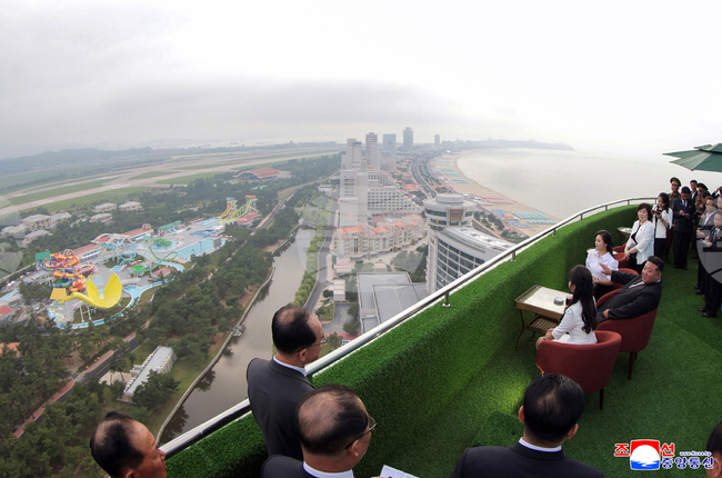 Севернокорейският лидер Ким Чен-ун присъства на откриването на хотели с дъщеря си и подчерта икономическия напредък на страната