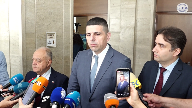 Няма да разцепим коалицията за кефа на Борисов и Пеевски, заяви Ивайло Мирчев