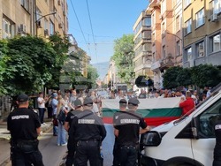 Граждани се събраха пред сградата на ЕК в София на протест в защита на българския лев.