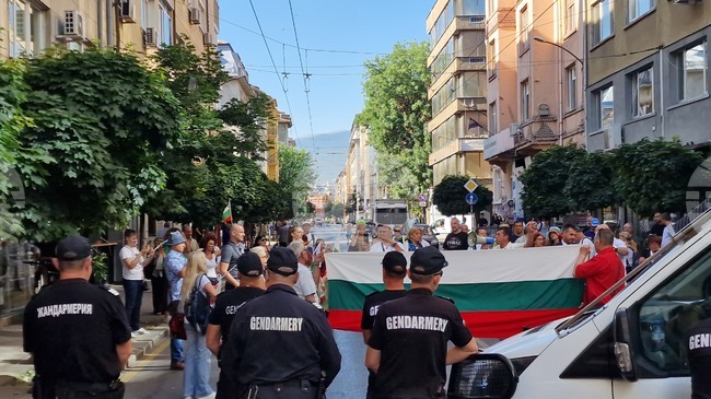 Protest near House of Europe in Sofia Calls for Preservation of Bulgarian Lev