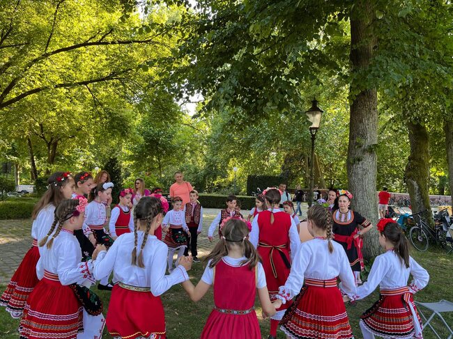 Фолклорните групи към Немско-българската родителска инициатива „Ян Бибиян“ представиха България на международен летен празник в Мюнстер