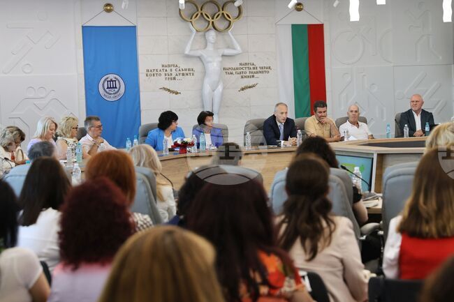 Темата за образователната структура е свързана с националното външно оценяване и с учебните програми, каза на дискусия министър Красимир Вълчев