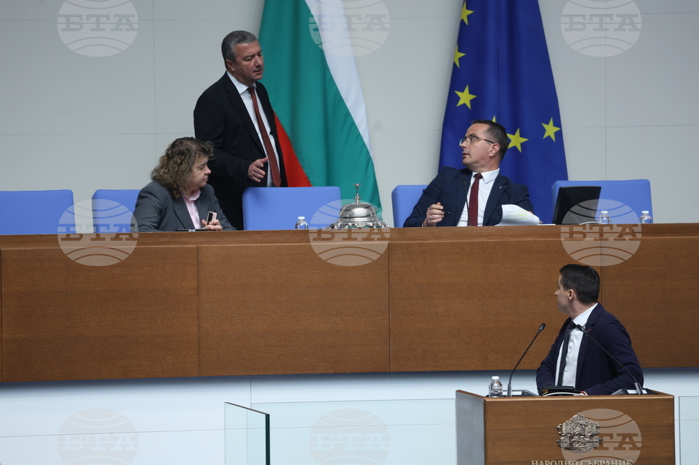 Явор Божанков от ПП-ДБ и Костадин Костадинов от "Възраждане" получиха "забележки" за поведението си в пленарна зала