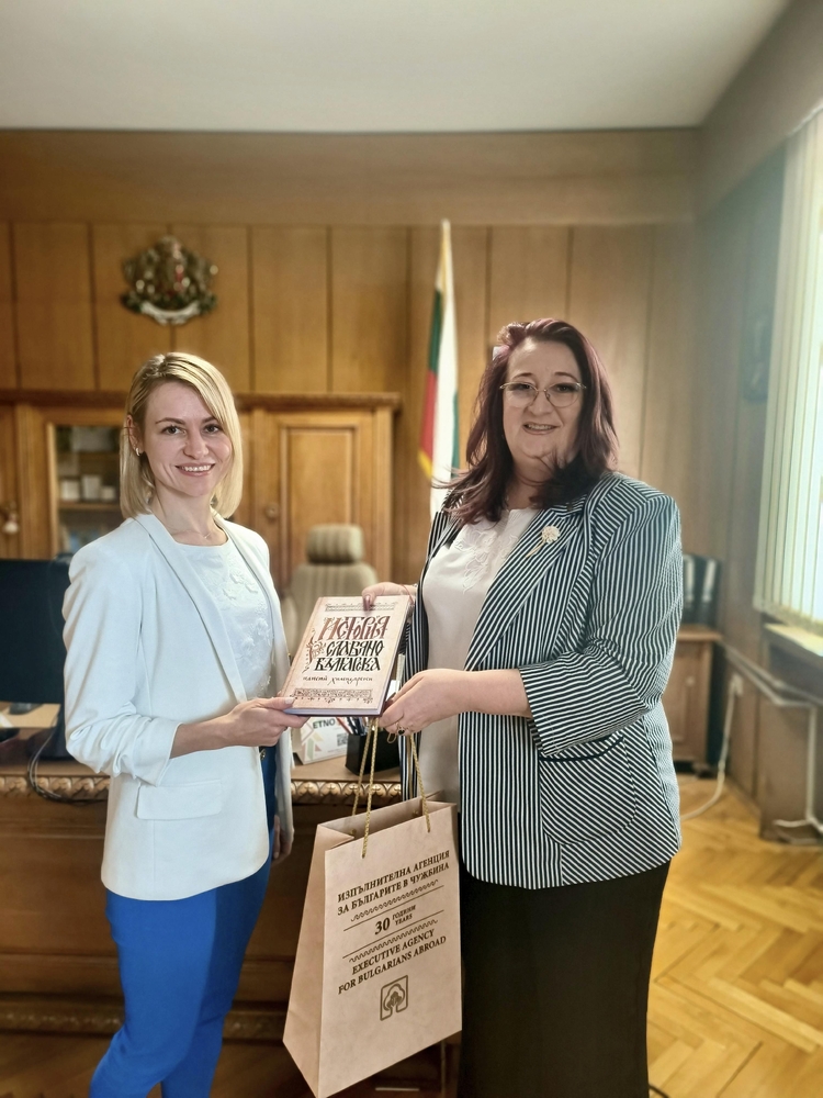 Директорът на Агенцията за българите в чужбина Райна Манджукова се срещна с директора на училище „Дора Габе“ във Варшава Маринела Порчинска