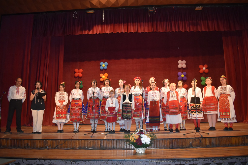 Певческите групи „Пъстренец Джуниър“ и „Торлашки славеи“ закриха творческия сезон с общ концерт в Младежкия дом в Монтана