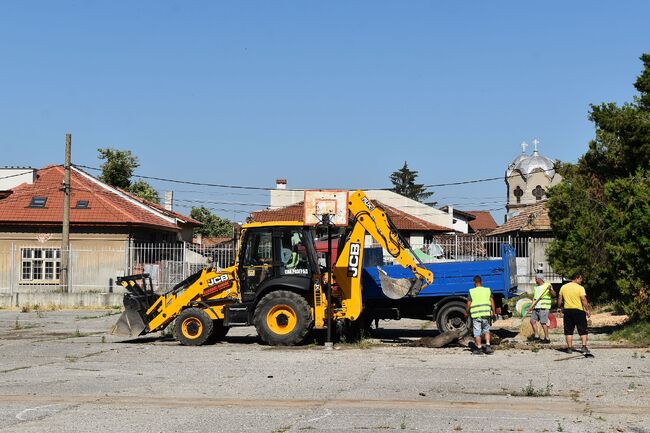 В Основно училище „Отец Паисий“ в Разград започна изграждането на нова спортна площадка