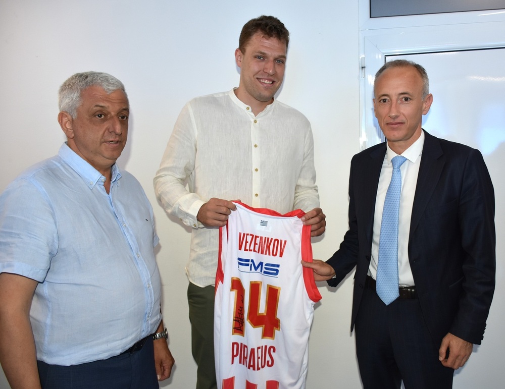 Баскетболистът Александър Везенков получи дипломата си за треньор от ректора на НСА