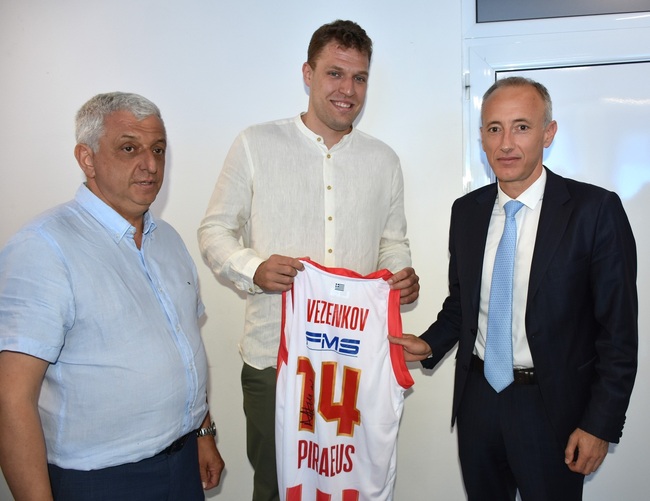 Баскетболистът Александър Везенков получи дипломата си за треньор от ректора на НСА