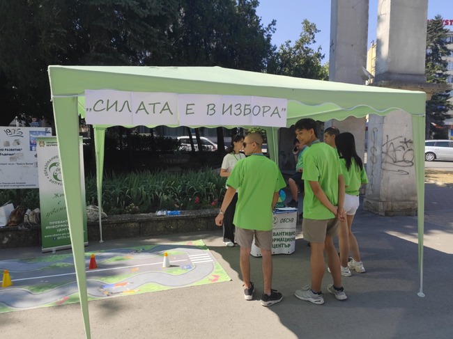 Младежи се включиха в информационната кампания в Шумен по повод Международния ден за борба със злоупотребата на наркотични вещества