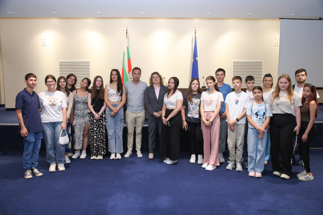 Наталия Киселова посрещна в парламента ученици от Босилеград и Попово