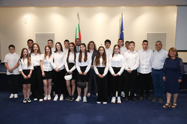 Председателят на Народното събрание Наталия Киселова посрещна в парламента ученици от Босилеград и Попово