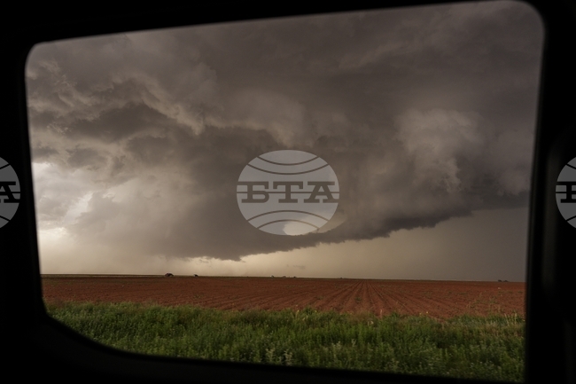 Двама души загинаха в САЩ при силни бури в Илинойс и Индиана 