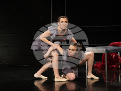 „Вик на прокълнати“ пренася  „Слугините“ от Жан Жьонена в танцовия театър, снимка – НАТФИЗ/Венета Паунова