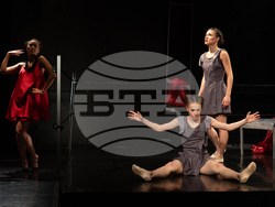 „Вик на прокълнати“ пренася  „Слугините“ от Жан Жьонена в танцовия театър, снимка – НАТФИЗ/Венета Паунова