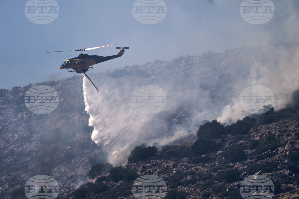 Противопожарен хеликоптер направи аварийно кацане в морето в Западна Гърция