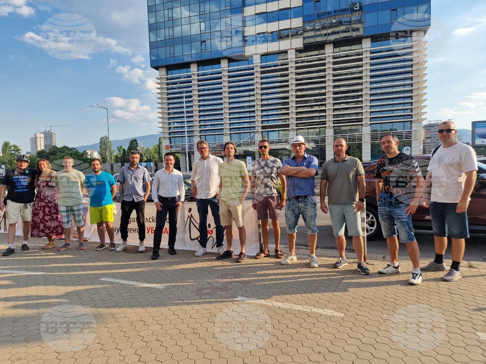 Движение „Родители за споделено детство“ обявиха безсрочен протест пред централата на ГЕРБ в търсене на подкрепа за промени в семейното законодателство