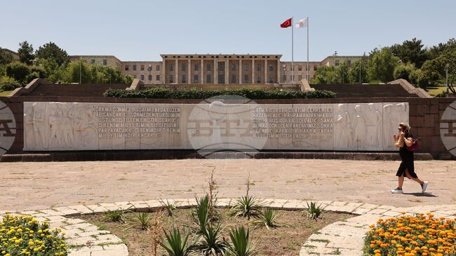 Четирима служители на ресторанта на турския парламент са задържани в рамките на разследване за предполагаем сексуален тормоз