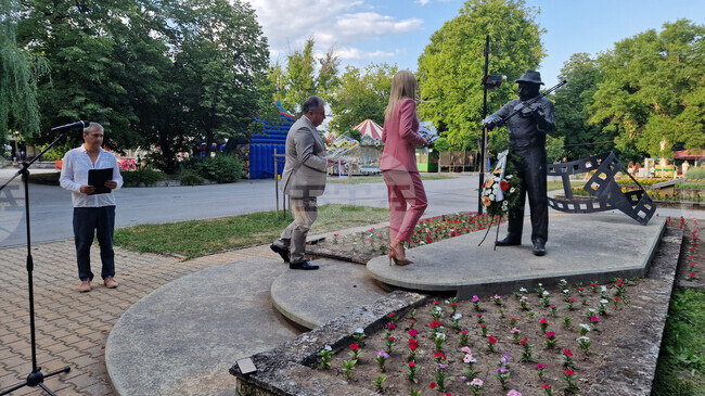 Комедийният театрален фестивал "Тодор Колев" бе открит с церемония пред паметника на големия актьор в Шумен