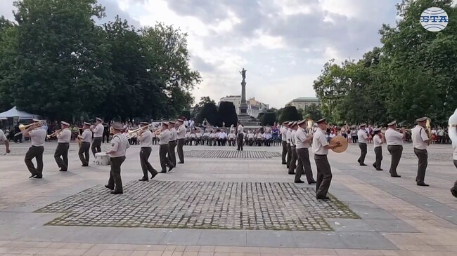 Парад и концерт на духови оркестри от Сухопътните войски с над 100 музиканти озвучи центъра на Русе