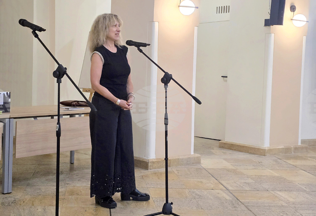 Книгата "Крепости срещу страха" се опитва да изследва различните форми на страх, каза пред БТА проф. Амелия Личева за новата си стихосбирка 