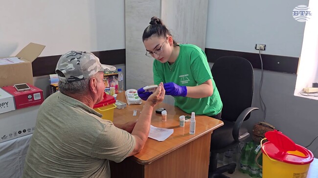 Около 80 души бяха прегледани в първия ден на безплатните медицински прегледи в село Големо Острени в областта Голо бърдо, Албания