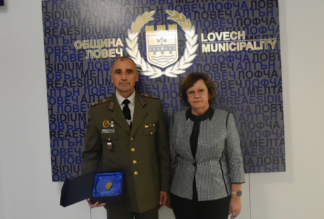 Община Ловеч: Специалният плакет на Община  Ловеч с образа на Васил Левски получи днес полк. Кънчо Иванов, командир на Национална гвардейска част и  Гвардейския представителен духов оркестър