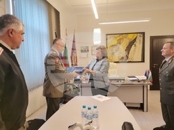 Снимка: Община Ловеч - Специалният плакет на Община  Ловеч с образа на Васил Левски получи днес полк. Кънчо Иванов, командир на Национална гвардейска част и  Гвардейския представителен духов оркестър