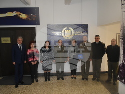 Снимка: Община Ловеч - Специалният плакет на Община  Ловеч с образа на Васил Левски получи днес полк. Кънчо Иванов, командир на Национална гвардейска част и  Гвардейския представителен духов оркестър