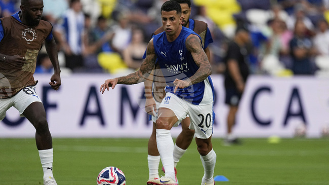 Защитникът на Ал-Хилал Кансело нападнал пътник, който го снимал в самолет