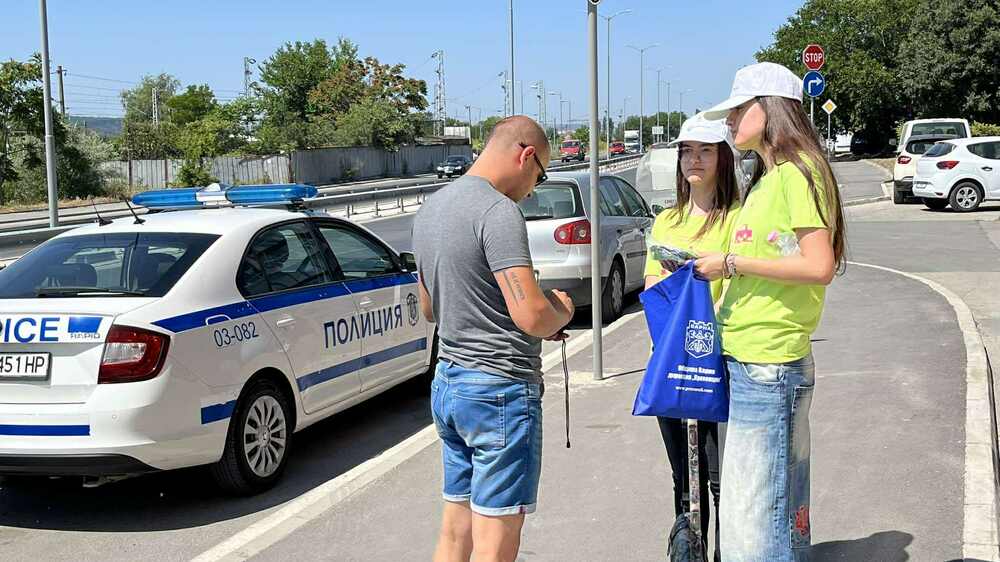 Община Варна: Ученици-доброволци се включиха в съвместна акция в подкрепа на отговорното поведение на пътя