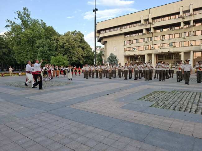 Областна администрация Русе: Четири духови оркестъра от Сухопътните войски на Република България изнесоха богата концертна програма за жителите и гостите на Русе