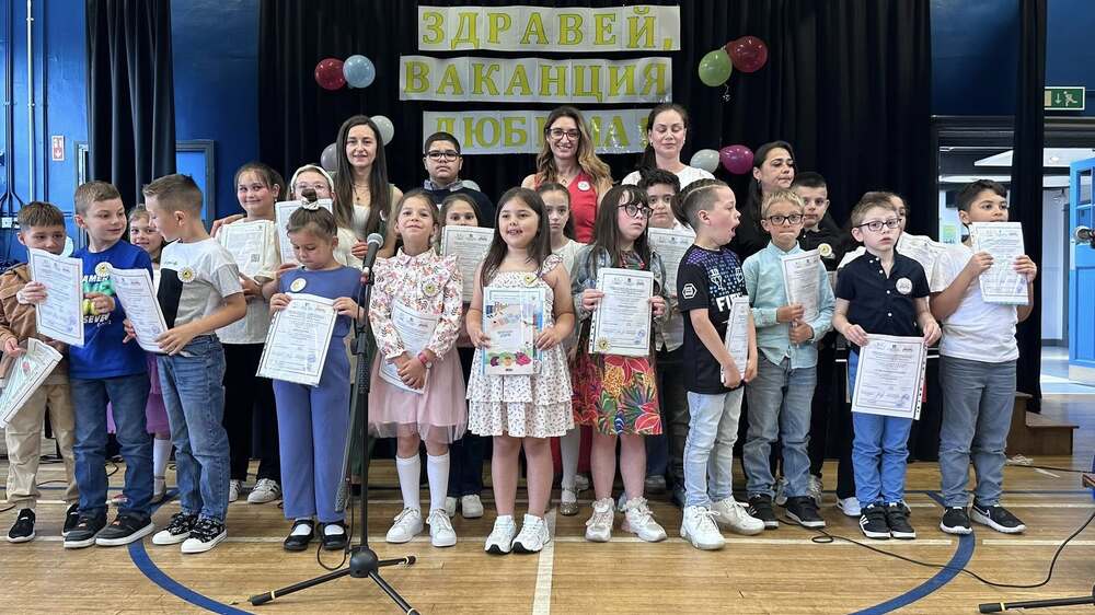 С празник под надслов „Здравей, ваканция любима“ завърши учебната година в Първо българско училище „Иван Вазов“ в Арма, Северна Ирландия