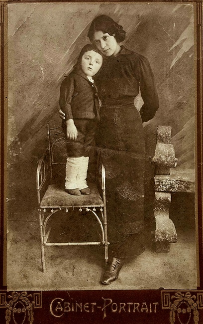 Националният литературен музей представя детска фотография на Димитър Димов