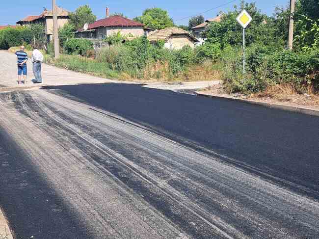 Община Шумен: Кметът инспектира първите четири улици от програмата за асфалтиране по селата