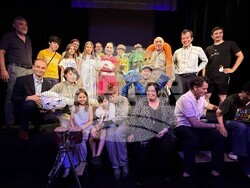 С премиерно изиграване на представлението „История за чайка и банда котараци“ в Токио на 25 юни 2025 г. започна съвместното турне в Япония на българския Столичен куклен театър и японския куклен театър „ПУК“. 