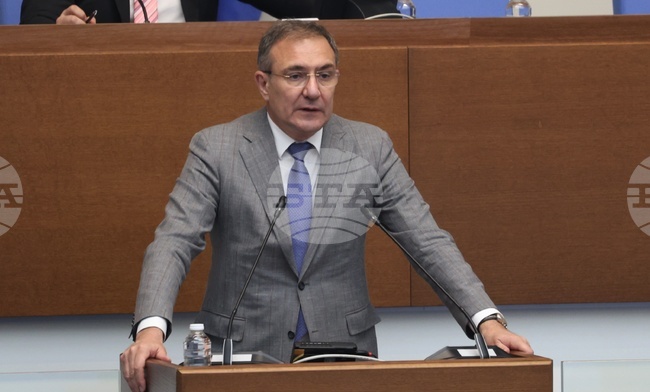 Най-важно е сляпо-глухите хора да бъдат приобщени, това може да стане през социалните предприятия, смята министър Гуцанов