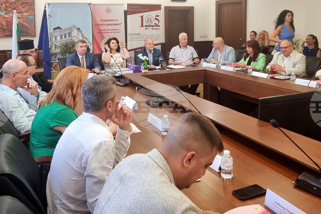 Липсата на кадри наложи широкото навлизане на технологиите в хотелиерския бранш, обясни експерт на конференция във Варна