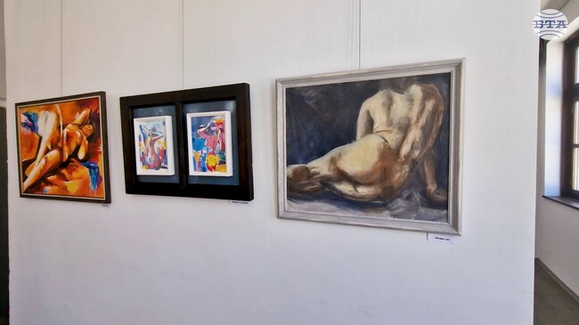 Изложба „70 реверберации на времето“ на художника Стефан Мичев е подредена в троянската галерия „Серякова къща“