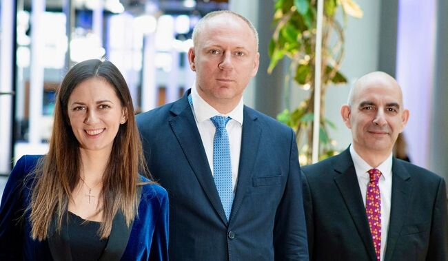 Евродепутатите от „Възраждане“ подкрепиха вот на недоверие срещу Европейската комисия заради липсата на прозрачност в работата ѝ