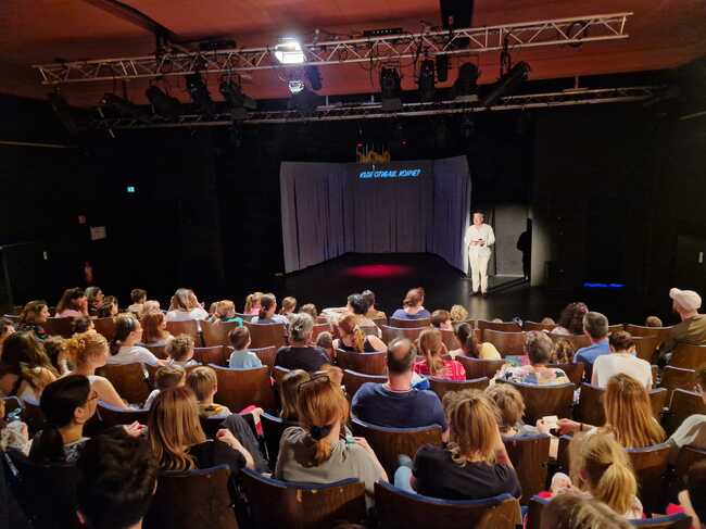 Актьорите от Държавен куклен театър – Бургас представиха в Берлин приключенията на кончето и момченцето от спектакъла „Къде отиваш, конче?“ 