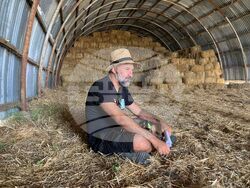 Режисьорът Драгомир Шолев по време на снимките на филма „Нито крачка назад". Снимка – екип/Борис Славков