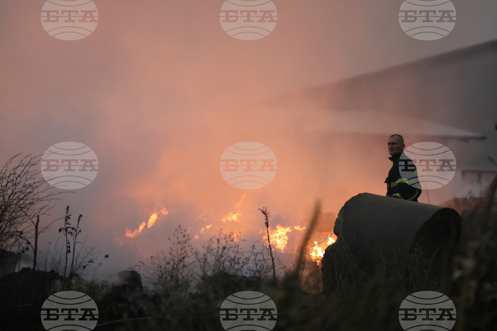 Пожарът в село Илинденци, община Струмяни, се разраства, съобщиха от Югозападното държавно предприятие 