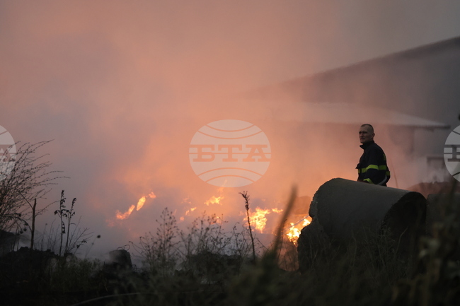 Пожарът в село Илинденци, община Струмяни, се разраства, съобщиха от Югозападното държавно предприятие 