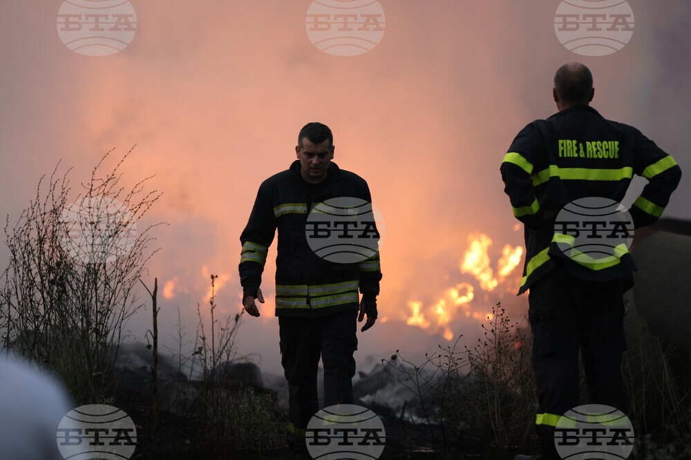 Сливенски пожарникари гасиха пожари в пшенична нива и овощна градина